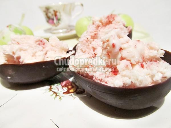 клубничное мороженое в чаше из шоколада клубничное мороженое в чаше из шоколада
