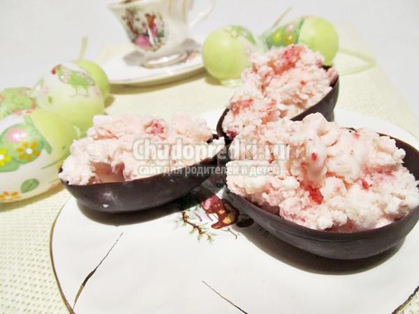 клубничное мороженое в чаше из шоколада клубничное мороженое в чаше из шоколада