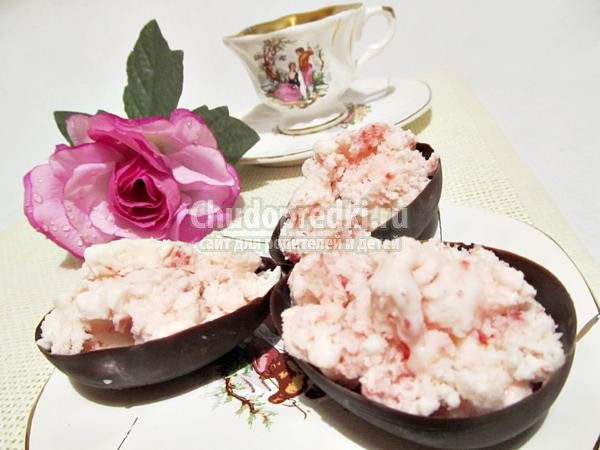 клубничное мороженое в чаше из шоколада клубничное мороженое в чаше из шоколада
