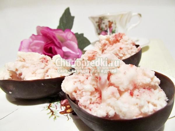 клубничное мороженое в чаше из шоколада клубничное мороженое в чаше из шоколада