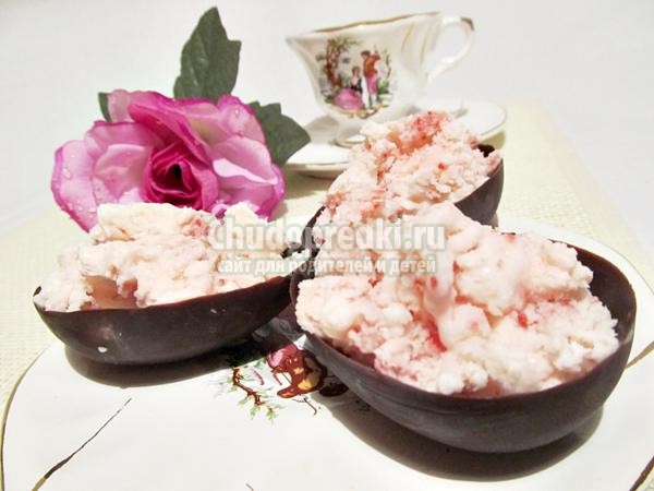 клубничное мороженое в чаше из шоколада клубничное мороженое в чаше из шоколада