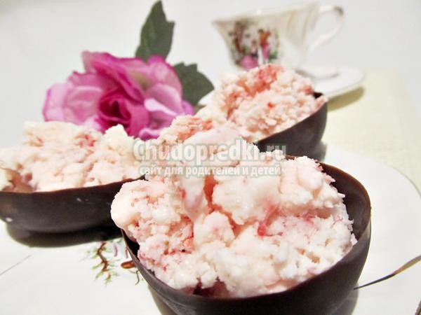 клубничное мороженое в чаше из шоколада клубничное мороженое в чаше из шоколада