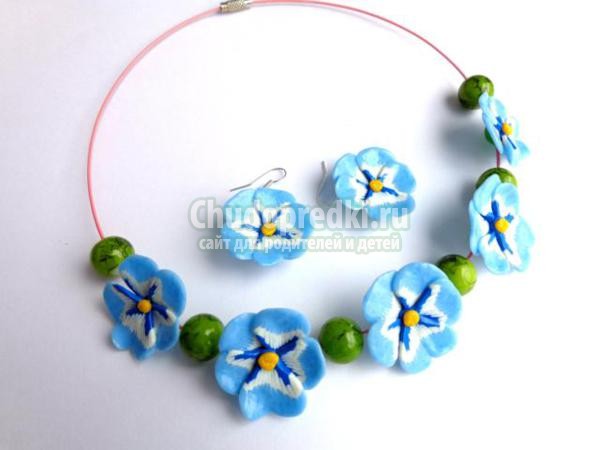 колье и серёжки из пластики. Анютины глазки