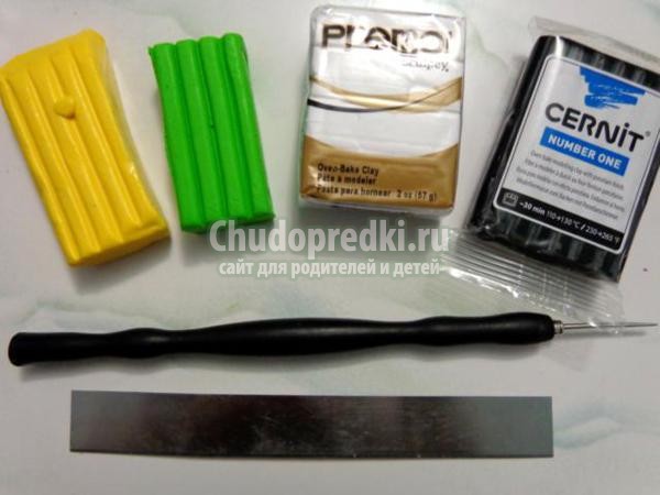 детские сережки из пластики. Веселые гусеницы