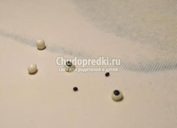 детские сережки из пластики. Веселые гусеницы