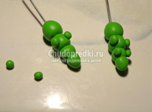 детские сережки из пластики. Веселые гусеницы
