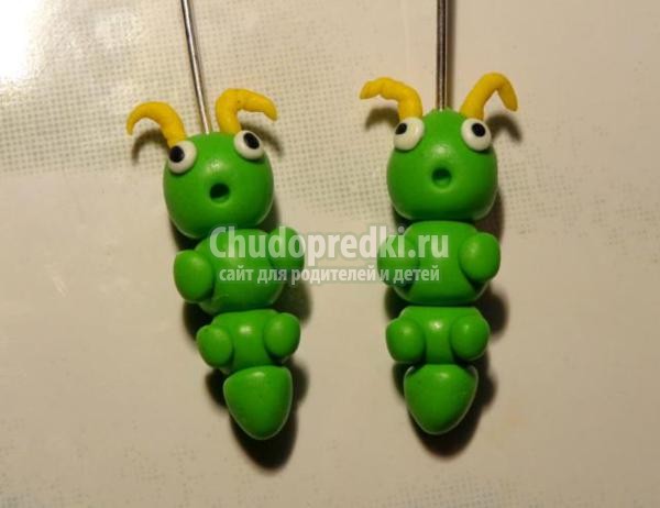 детские сережки из пластики. Веселые гусеницы