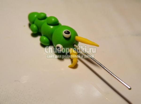 детские сережки из пластики. Веселые гусеницы