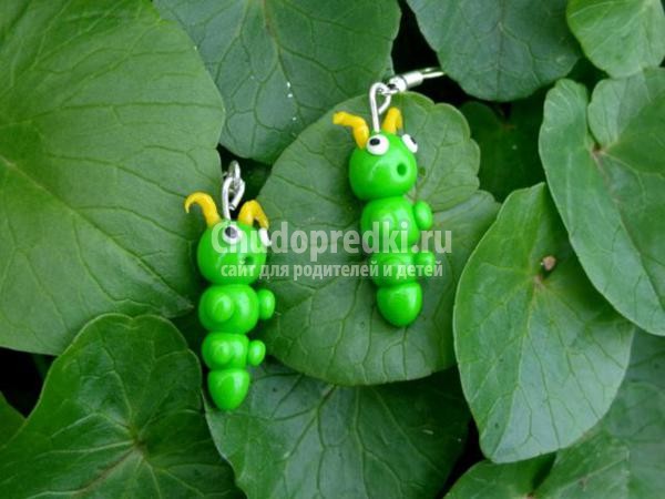 детские сережки из пластики. Веселые гусеницы