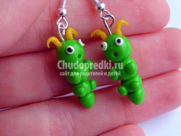 детские сережки из пластики. Веселые гусеницы