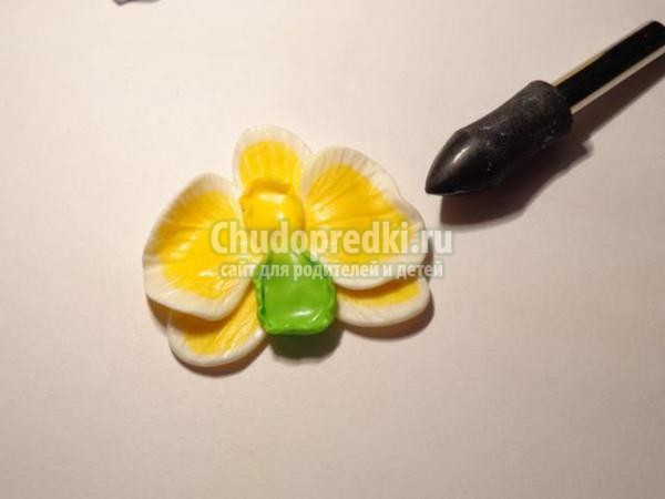 серьга для пирсинга из пластики. Орхидея
