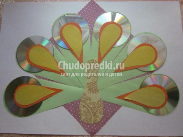 поделка из дисков и цветной бумаги. Павлинчик
