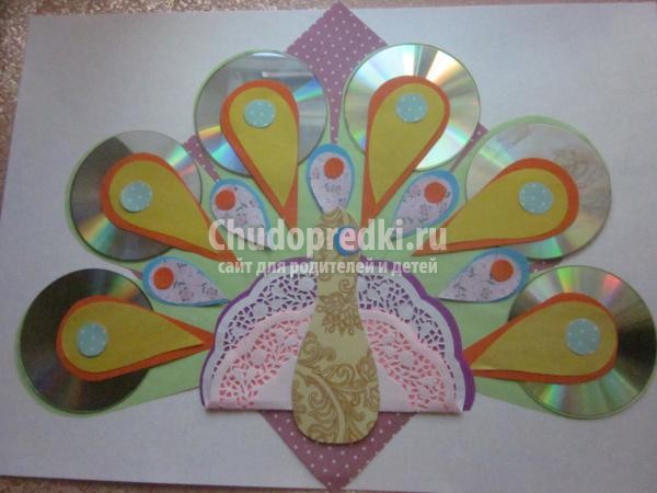 поделка из дисков и цветной бумаги. Павлинчик
