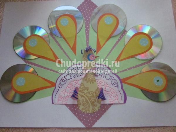 поделка из дисков и цветной бумаги. Павлинчик