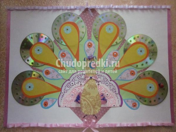 поделка из дисков и цветной бумаги. Павлинчик