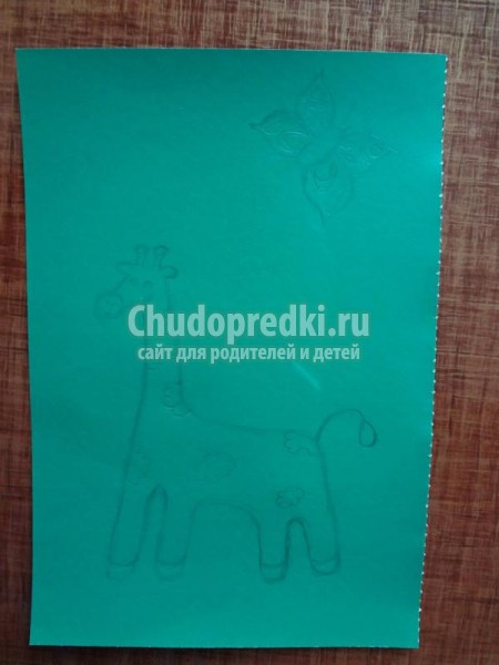 панно из круп своими руками. Жираф на лужайке