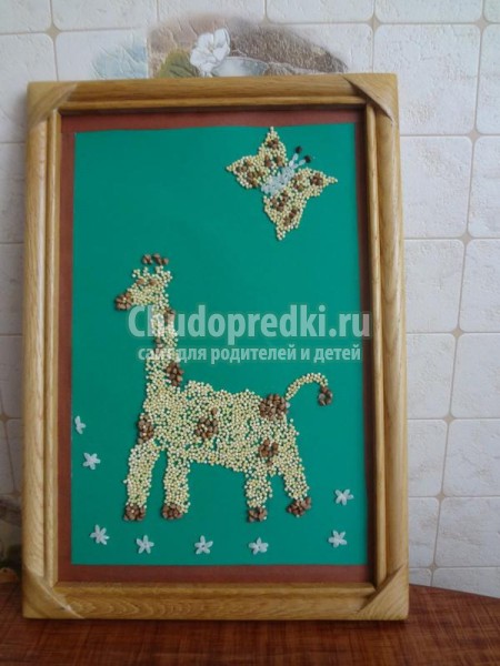 панно из круп своими руками. Жираф на лужайке