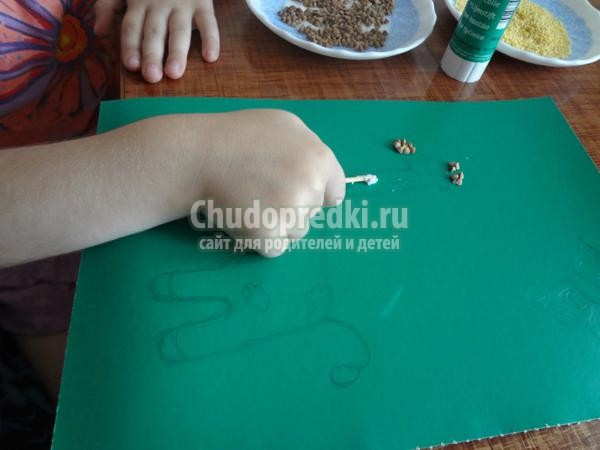 панно из круп своими руками. Жираф на лужайке