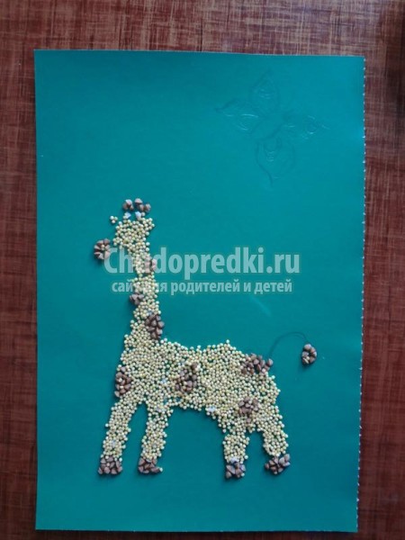 панно из круп своими руками. Жираф на лужайке