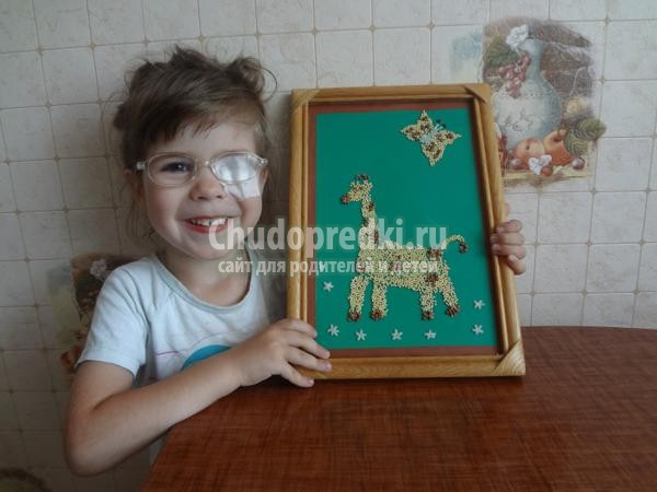 панно из круп своими руками. Жираф на лужайке