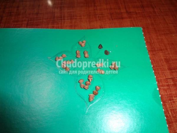 панно из круп своими руками. Жираф на лужайке