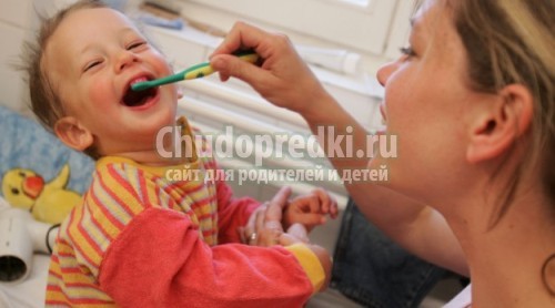 Почему чернеют молочные зубы у детей? Почему чернеют молочные зубы у детей?