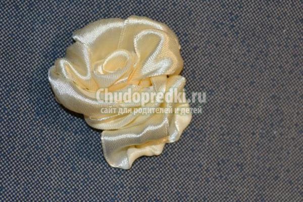 косметичка с вышивкой лентами. Белые розы