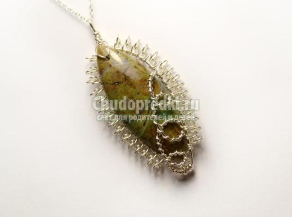 кулон в технике wire wrap с жадеитом