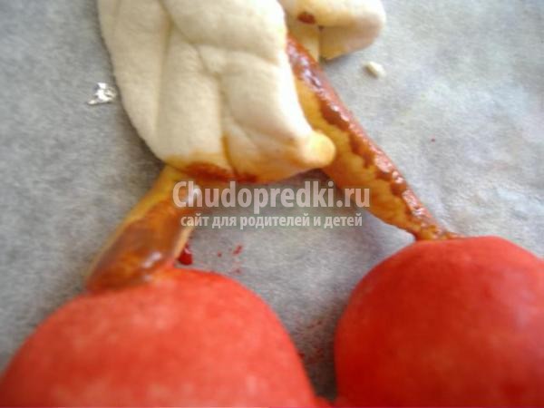 магнит из соленого теста. Пара вишен