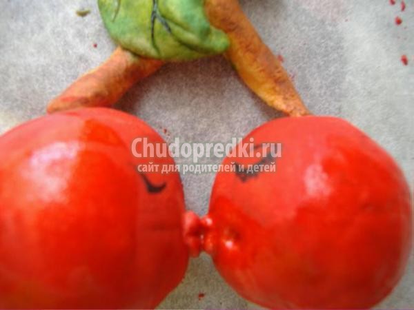 магнит из соленого теста. Пара вишен