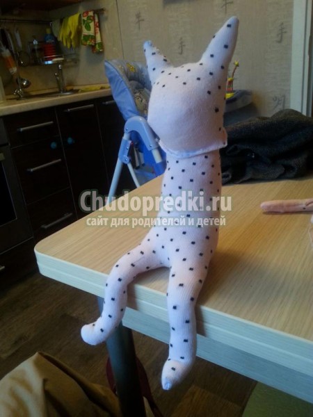 игрушки своими руками. Кошечка из носочков