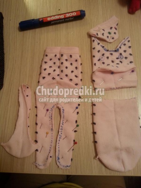 игрушки своими руками. Кошечка из носочков