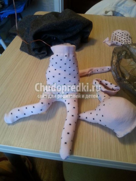 игрушки своими руками. Кошечка из носочков