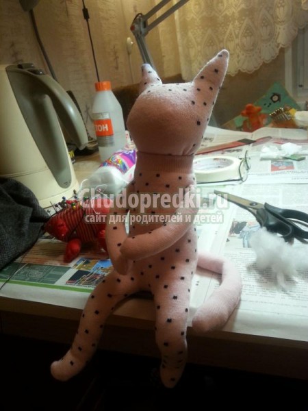 игрушки своими руками. Кошечка из носочков