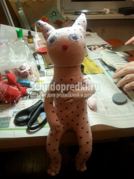 игрушки своими руками. Кошечка из носочков