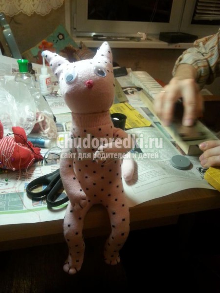 игрушки своими руками. Кошечка из носочков