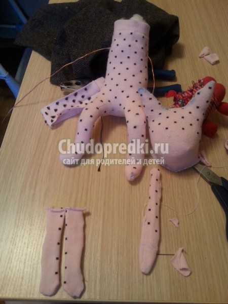 игрушки своими руками. Кошечка из носочков