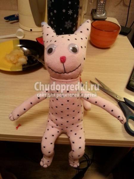 игрушки своими руками. Кошечка из носочков