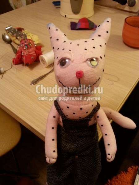 игрушки своими руками. Кошечка из носочков