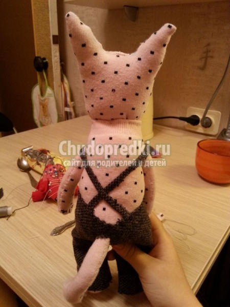игрушки своими руками. Кошечка из носочков