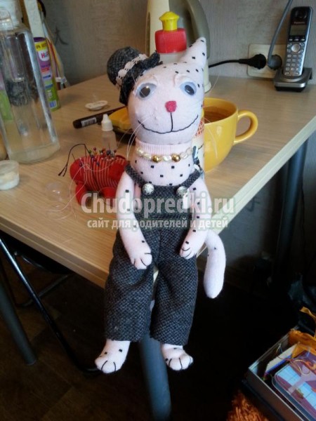 игрушки своими руками. Кошечка из носочков