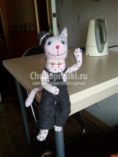 игрушки своими руками. Кошечка из носочков