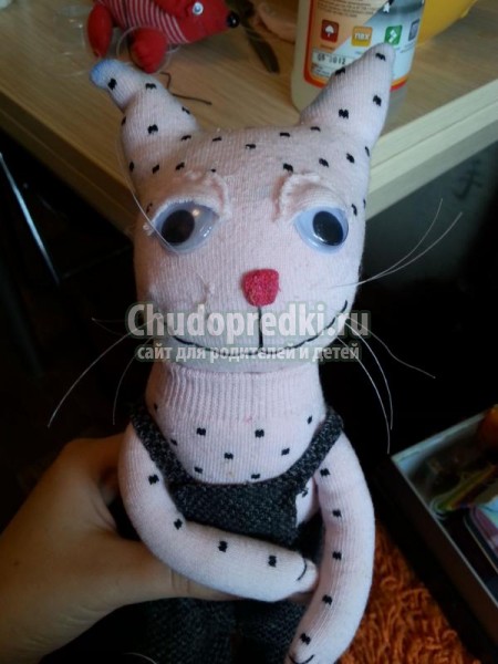 игрушки своими руками. Кошечка из носочков