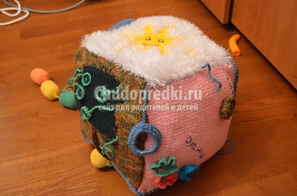 вязаные игрушки. Развивающий кубик