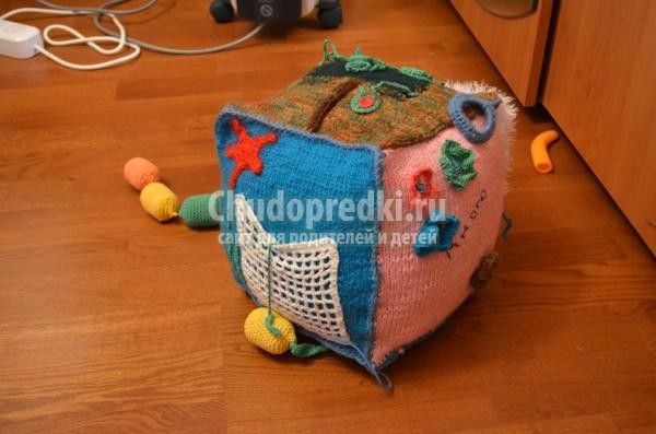 вязаные игрушки. Развивающий кубик