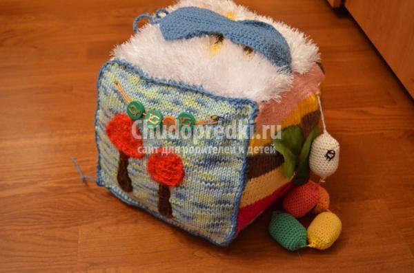вязаные игрушки. Развивающий кубик