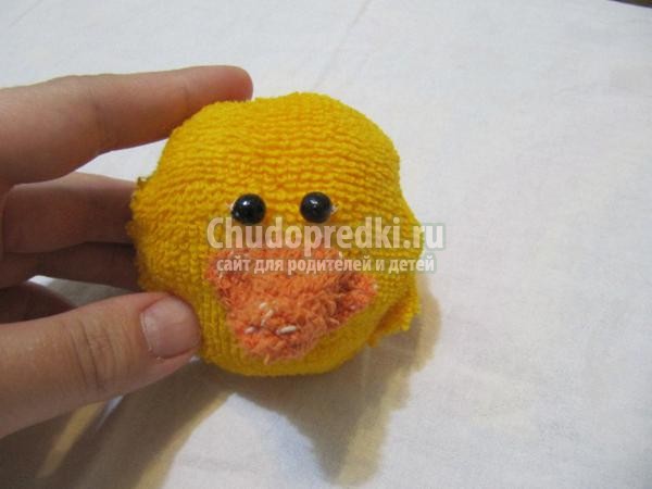 игрушки своими руками. Цыплята из носочков