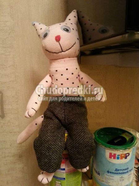игрушки своими руками. Кошечка из носочков