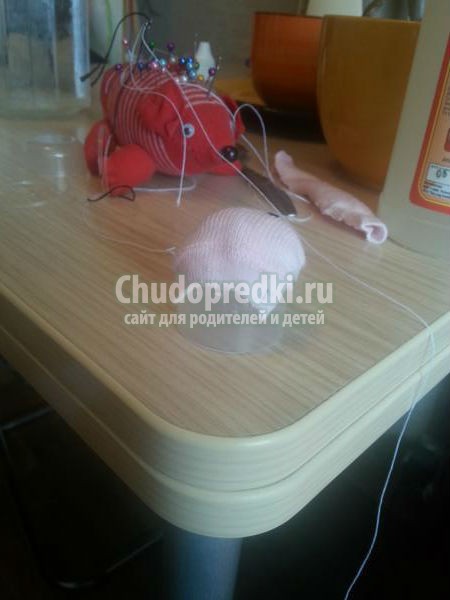 игрушки своими руками. Кошечка из носочков