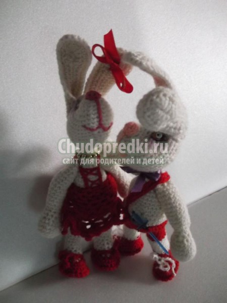 вязаные игрушки крючком. Зайцы